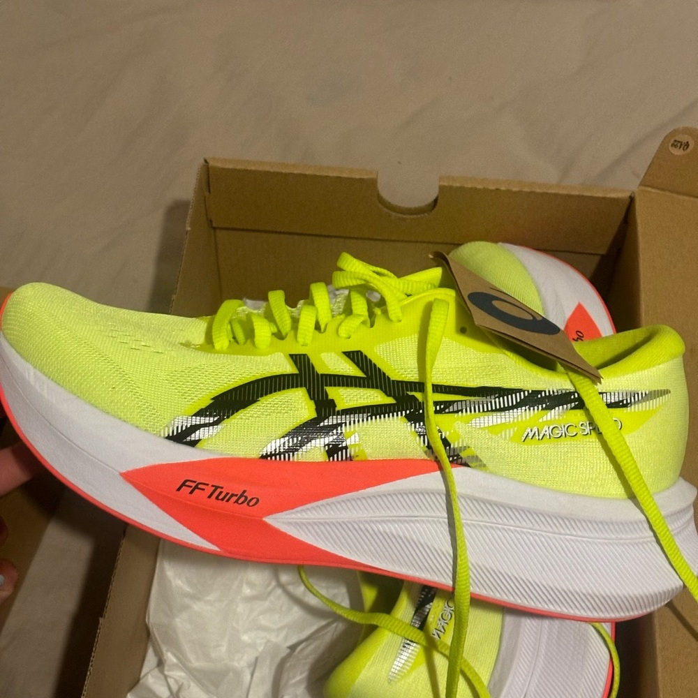 Asics Magic Speed 4 in Safety Yellow and Black